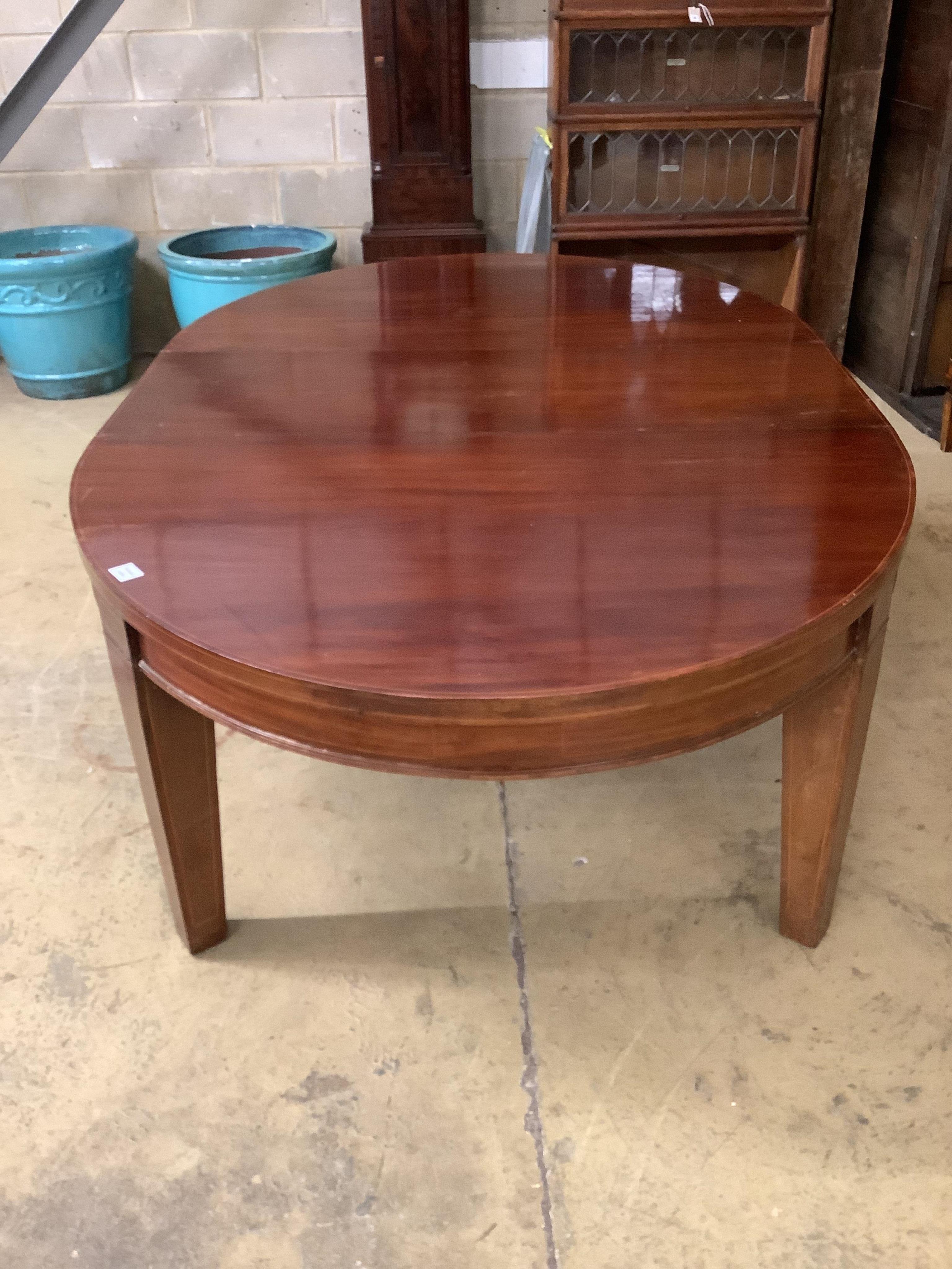 An Edwardian mahogany extending dining table, 206cm extended one spare leaf, depth 134cm, height 70cm. Condition - fair